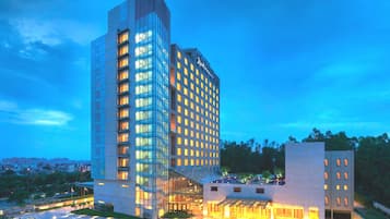 Bagian depan properti - sore/malam