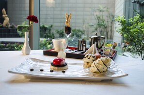 Food and drink - Radisson Blu Hotel Greater Noida (Greater Noida)