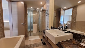 Junior Suite | Bathroom | Eco-friendly toiletries, hair dryer, bathrobes, slippers - Radisson Blu Hotel Greater Noida (Greater Noida)