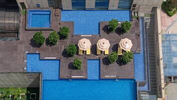 Piscine extérieure, parasols de plage
