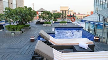 Kolam renang outdoor, dengan payung kolam renang