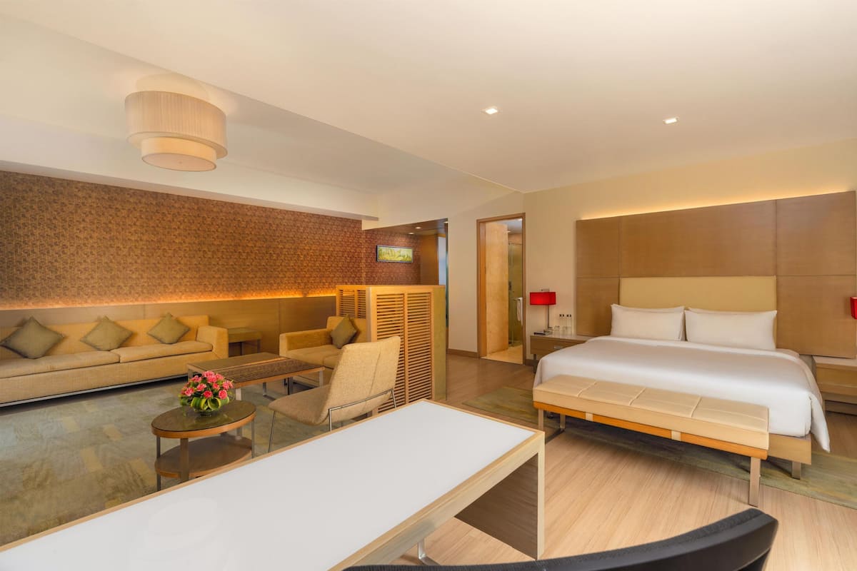 Junior Suite | 1 bedroom, premium bedding, down comforters, Select Comfort beds