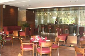 2 restaurants, serveren ontbijt, lunch, diner, Indische gerechten