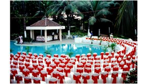 Kolam renang outdoor, dengan payung kolam renang dan kursi berjemur