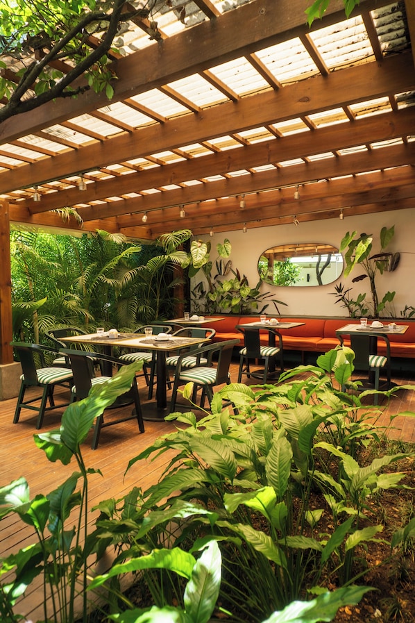 Breakfast served  - La Inmaculada Hotel (Guatemala City)