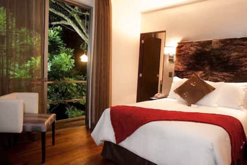 Egyptian cotton sheets, premium bedding, down duvets, pillow-top beds