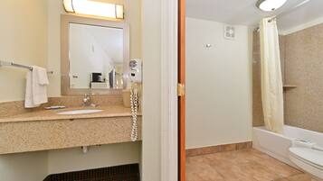 Habitación, 1 cama de matrimonio grande, no fumadores | Baño | Secador de pelo y toallas