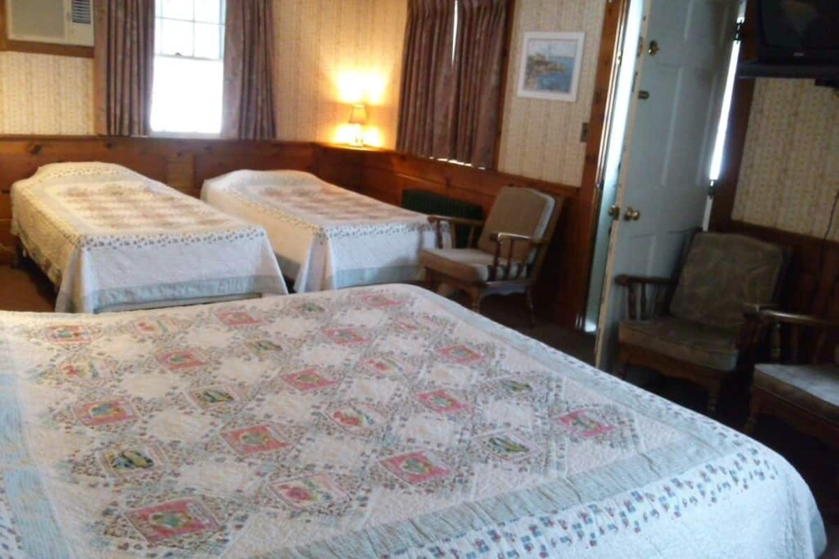 Room | Meja, seterika/papan seterika