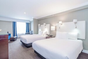 Habitación estándar, 2 camas de matrimonio | Escritorio, tabla de planchar con plancha, wifi gratis y ropa de cama