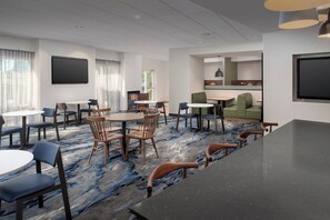 Free daily continental breakfast - Fairfield Inn & Suites Baltimore BWI Airport (Linthicum Heights)