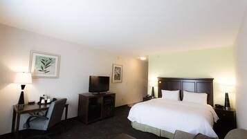 Kingsize bed, slaapbank | Een kluis op de kamer, een strijkplank/strijkijzer, gratis babybedden