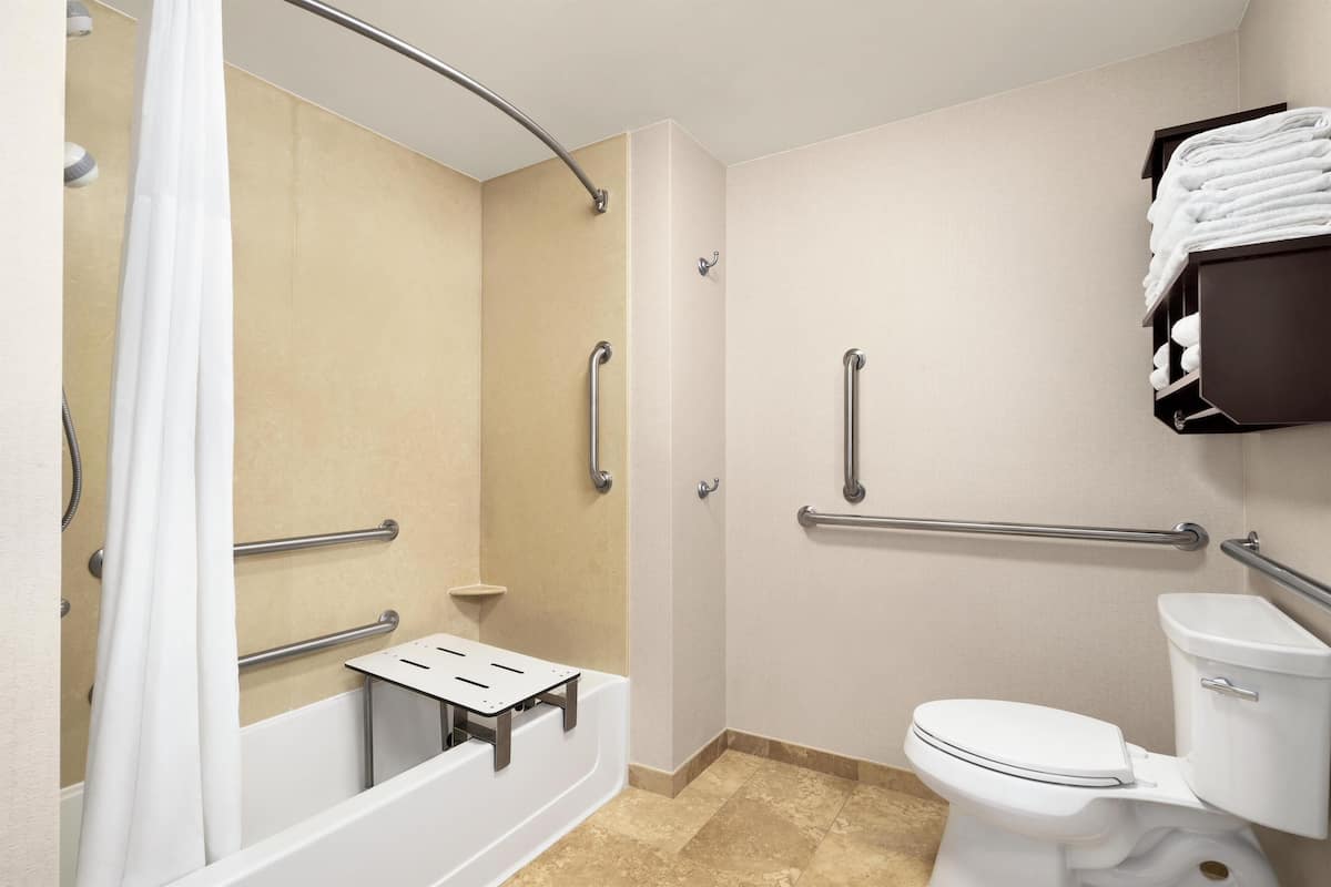 Zimmer, 2 Queen-Betten, Nichtraucher | Badezimmer | Kostenlose Toilettenartikel, Haartrockner, Handtücher, Seife