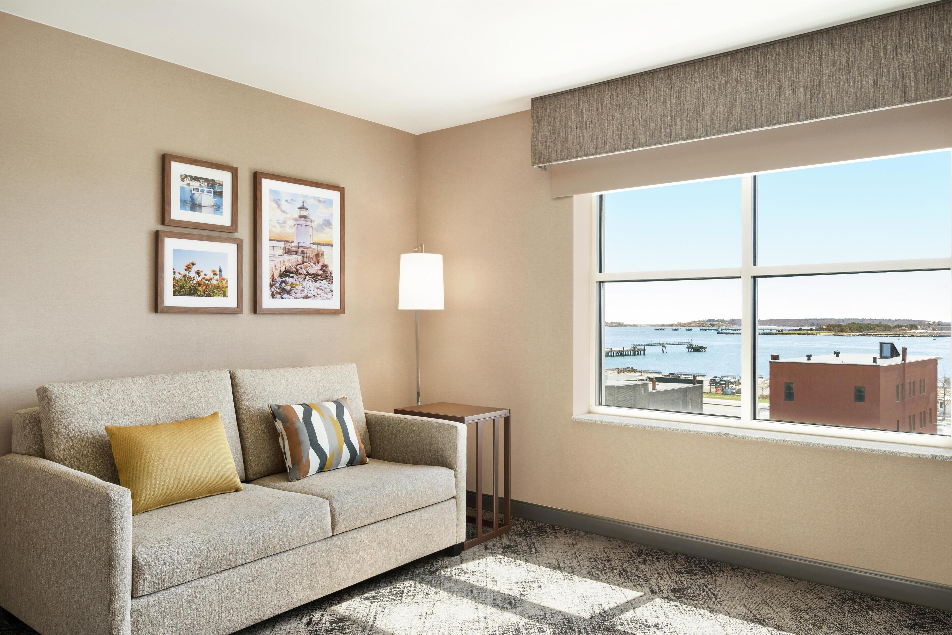 Estudio, 1 cama de matrimonio grande, No fumadores | Área de sala de estar | Televisión de pantalla plana de 32 pulgadas con canales por cable 