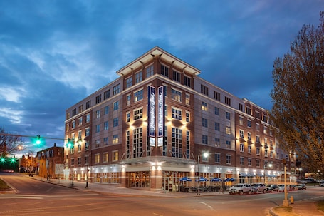 Exterior. Hampton Inn Portland Downtown - Waterfront