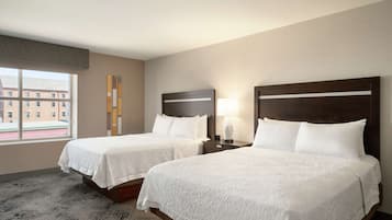 Habitación, 2 camas Queen size, con acceso para personas discapacitadas, para no fumadores | Ropa de cama hipoalergénica y escritorio