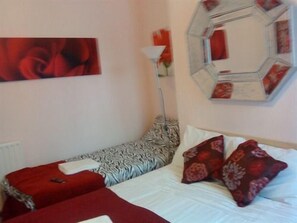 Desk, iron/ironing board, free WiFi, bed sheets - Priory Guest House (Cleethorpes)
