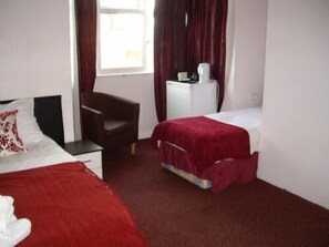 Desk, iron/ironing board, free WiFi, bed sheets - Priory Guest House (Cleethorpes)