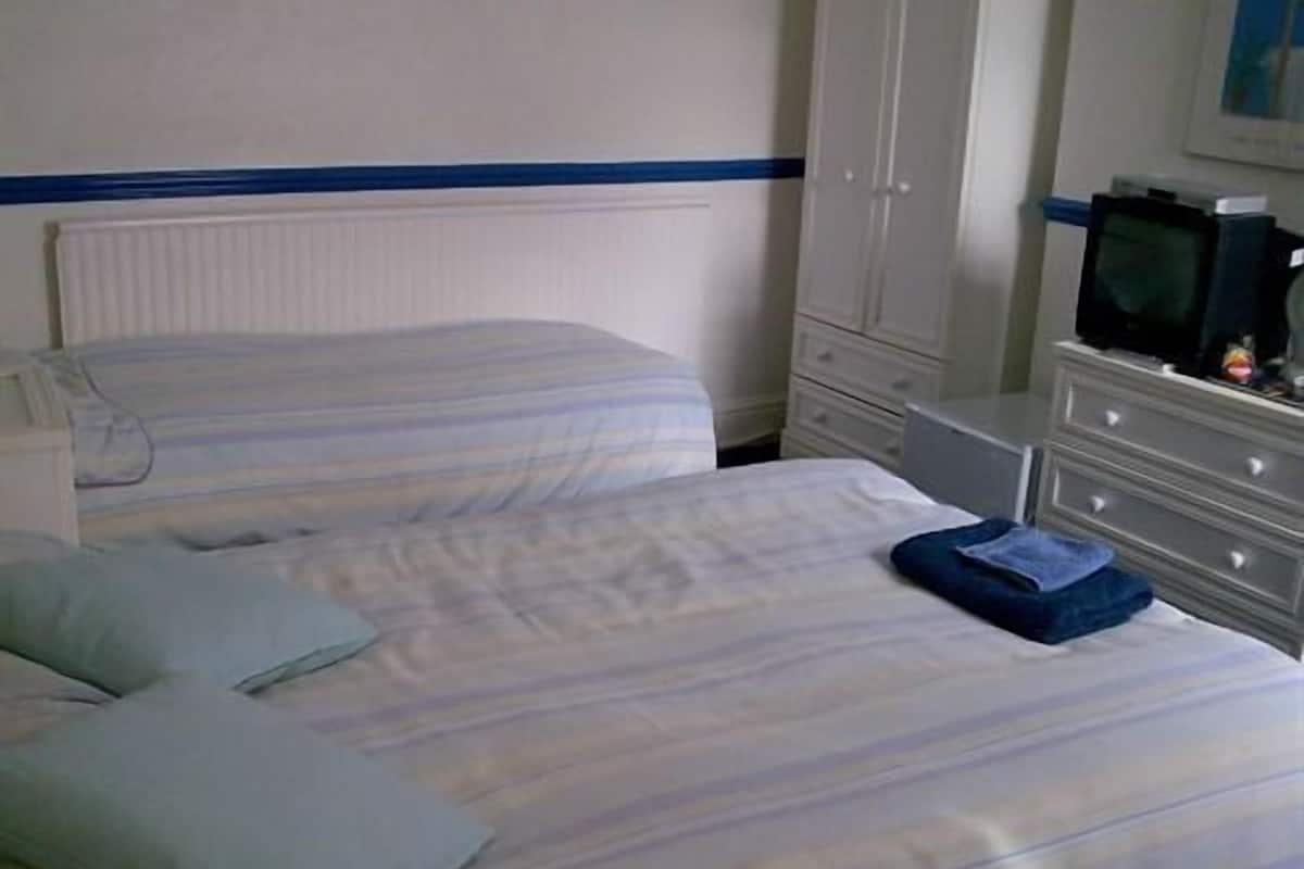 Chambre Standard avec lits jumeaux, salle de bains commune | Bureau, fer et planche à repasser, Wi-Fi gratuit, draps fournis