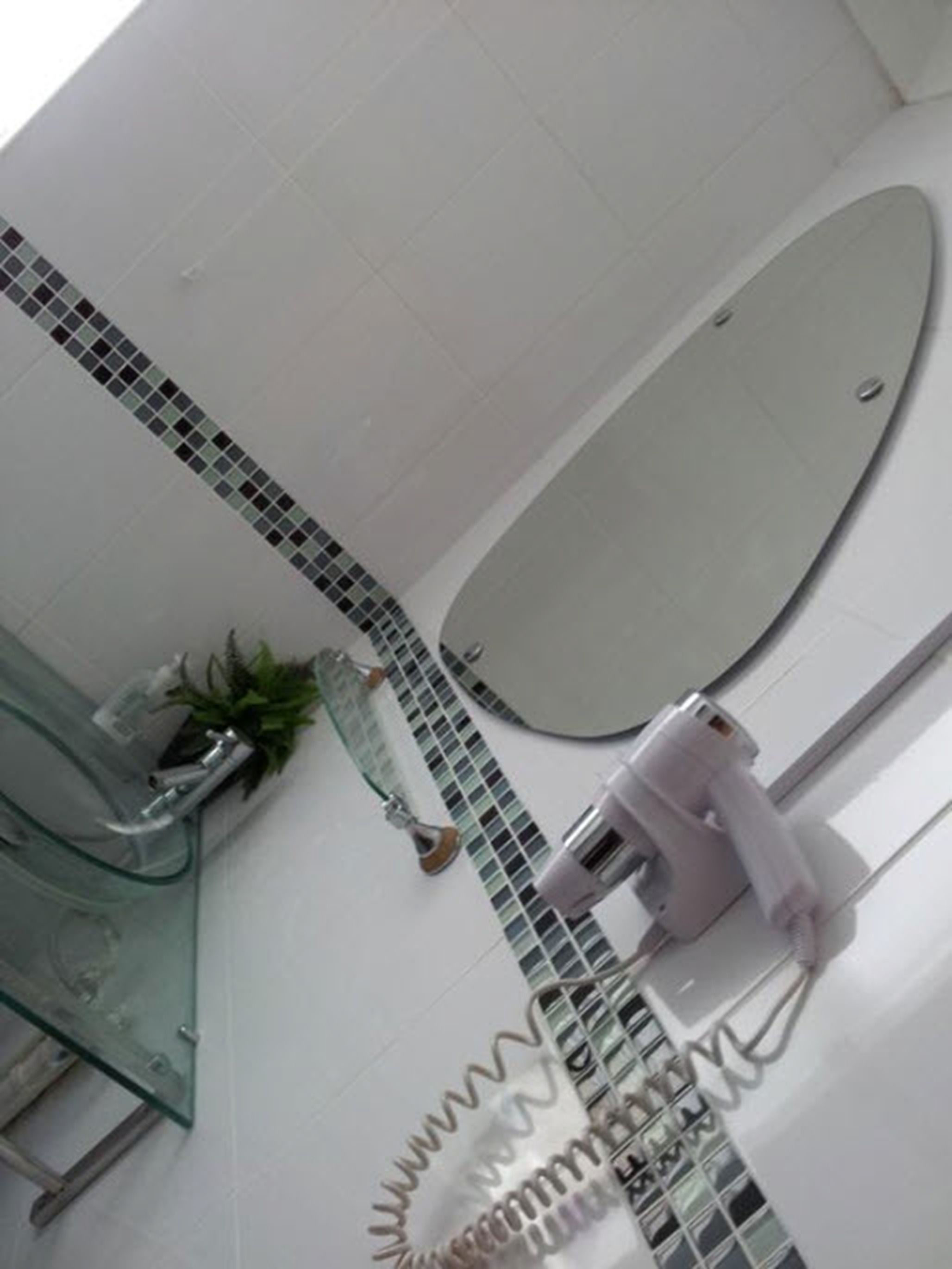 標準三人房 | 浴室 | 淋浴設備、免費盥洗用品、吹風機、毛巾