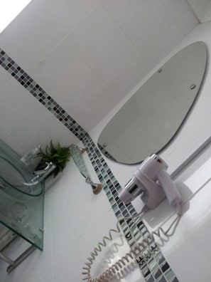 Standard Triple Room | Bathroom | Shower, free toiletries, hair dryer, towels - Priory Guest House (Cleethorpes)