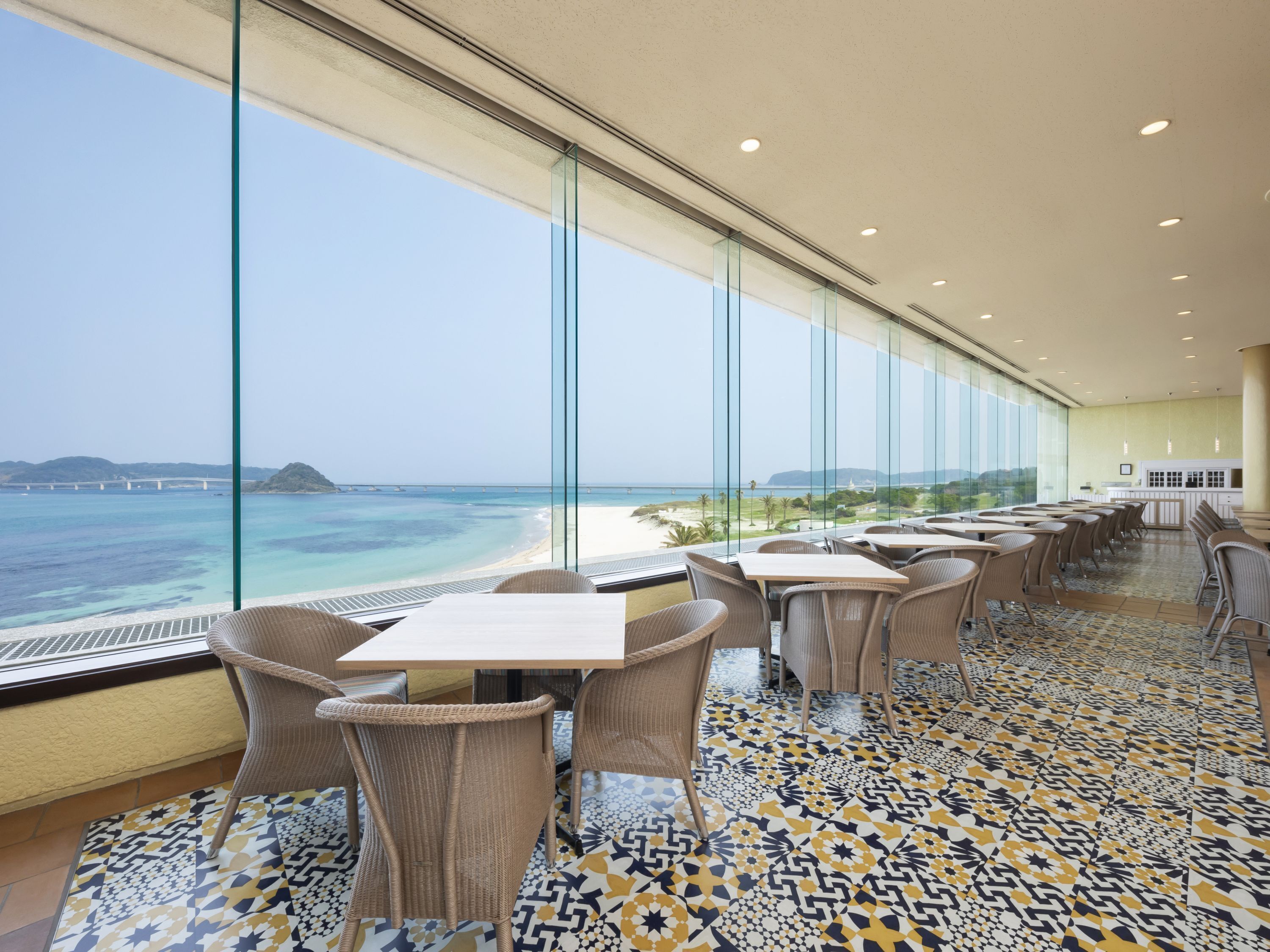 Un ristorante con vista sul mare e su un ponte.