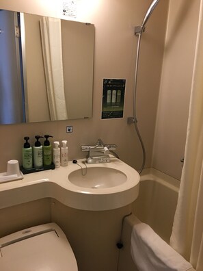 Combined shower/tub, deep soaking tub, free toiletries, hair dryer - Smile Hotel Sugamo (Tokyo)