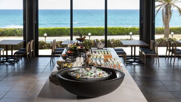 Daily buffet breakfast (JPY 2530 per person)