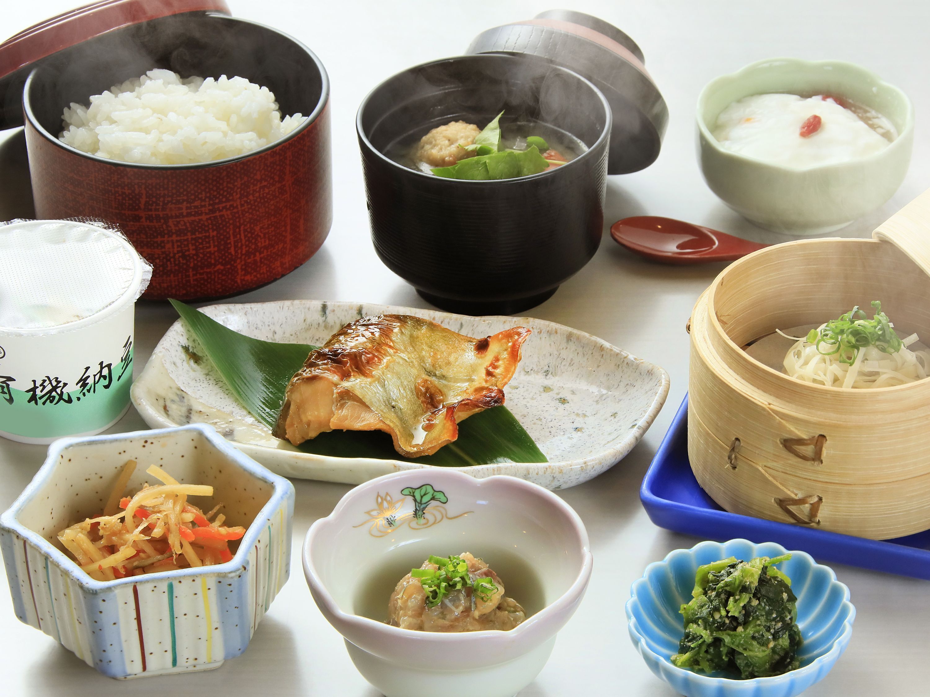 Erilaisia perinteisiä japanilaisia ruokia tarjoillaan eri kokoisissa ja muotoisissa kulhoissa ja astioissa.