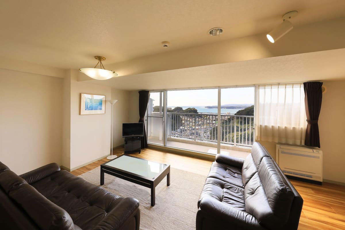 2 bedrooms, desk, laptop workspace, blackout curtains