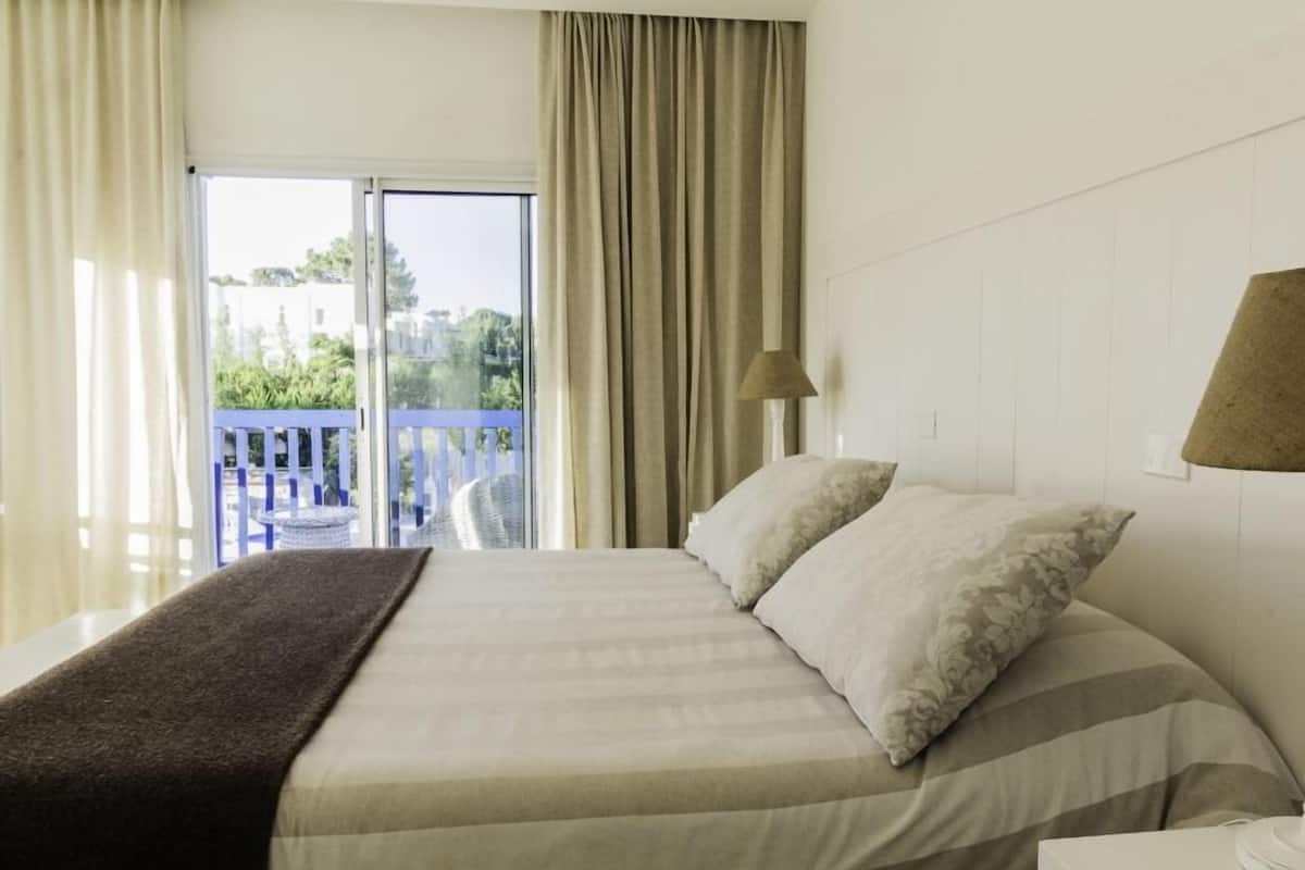 superior room, jetted tub | minibar, in-room safe, desk, blackout curtains