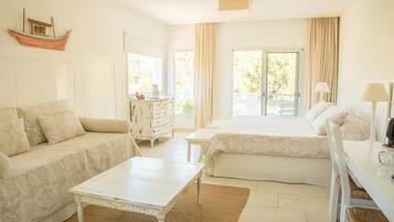 Superior Room | Minibar, in-room safe, desk, blackout curtains
