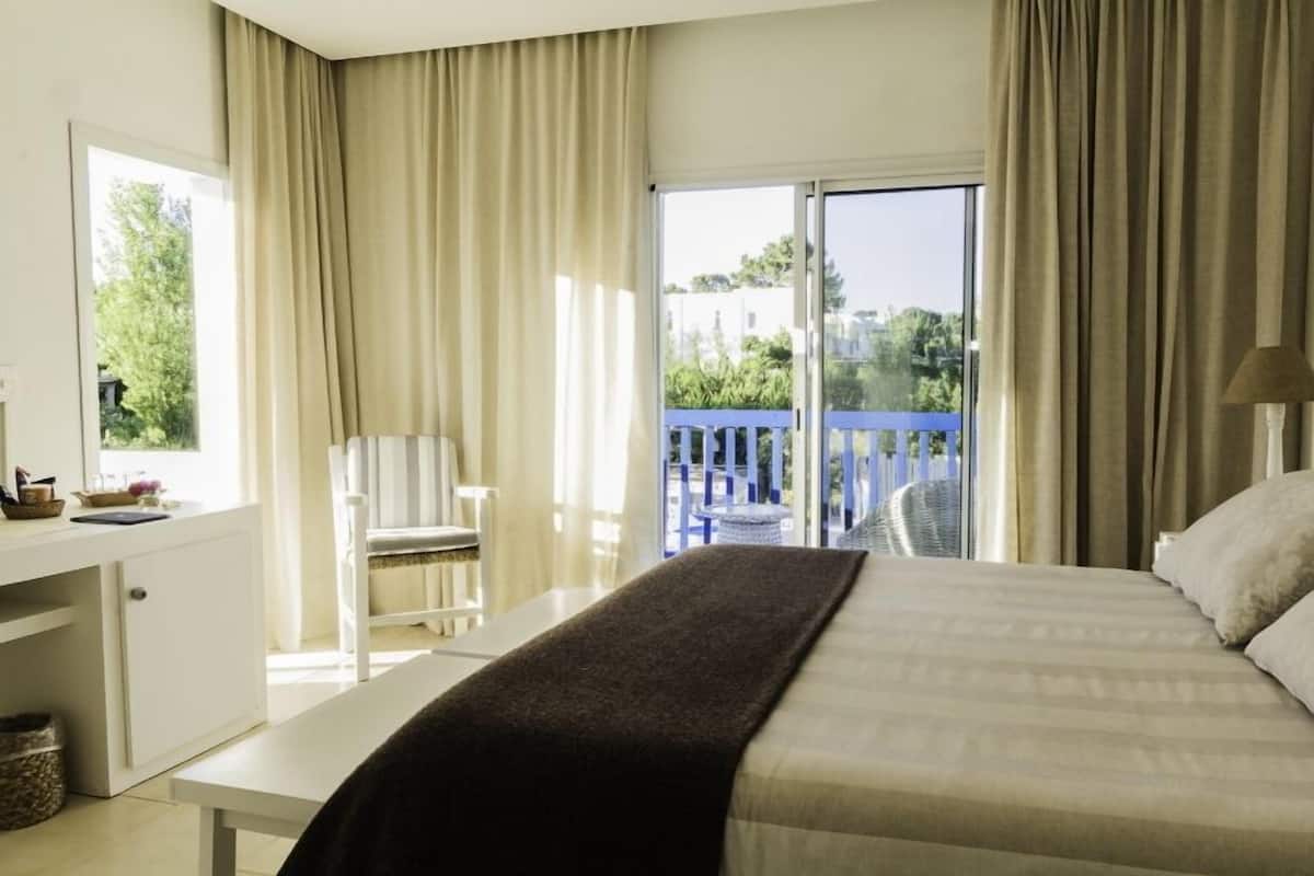 minibar, in-room safe, desk, blackout curtains