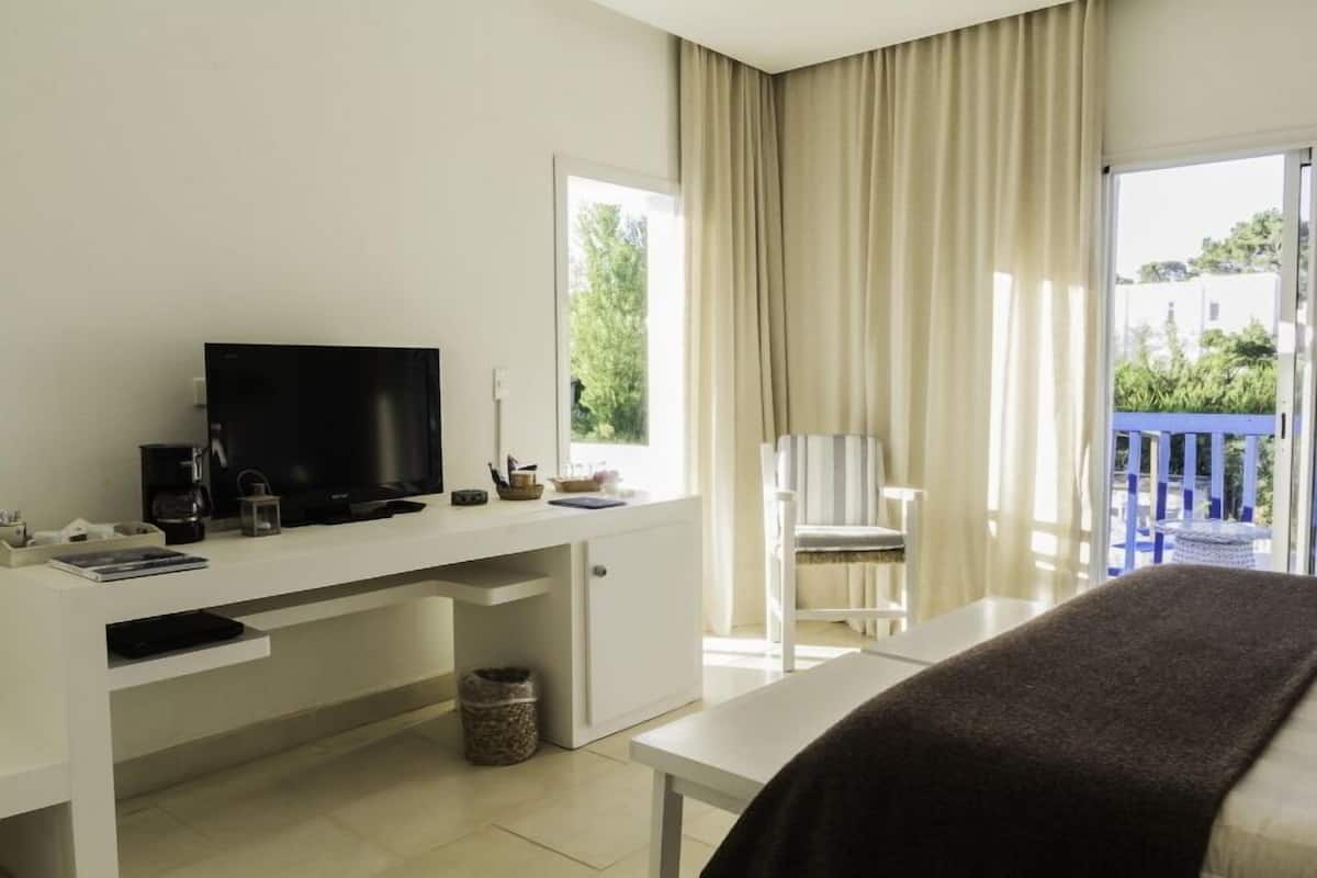 superior room, jetted tub | minibar, in-room safe, desk, blackout curtains