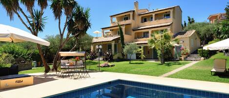 Piscine extérieure (ouverte en saison), parasols de plage