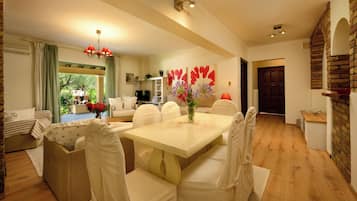 Suite | Living area | TV