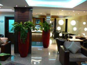 Lobby sitting area - Al Bustan (Doha)