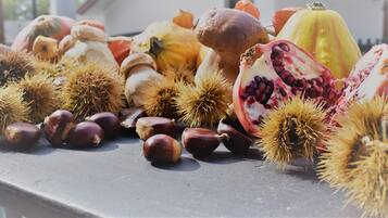 Una selezione di frutta secca e noci su un ripiano.