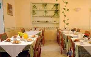 Daily continental breakfast (EUR 5.00 per person)