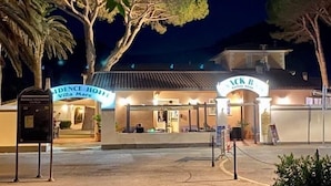 Un hôtel avec une enseigne indiquant « Villa Mare » et « ACK B Coffee Shop ».