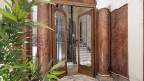A marble entrance with wooden doors and a tiled floor. - Residenza Zanardelli (Rome)