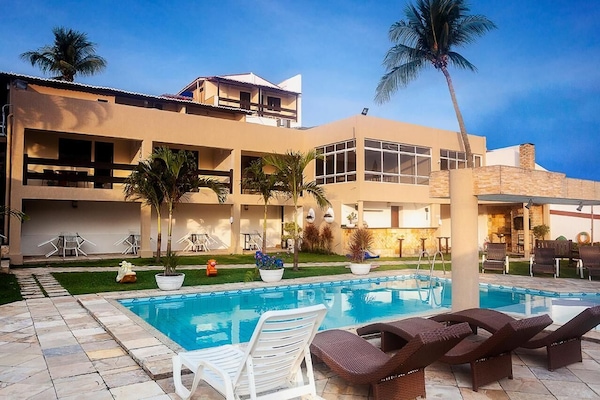 Piscina externa, espreguiçadeiras