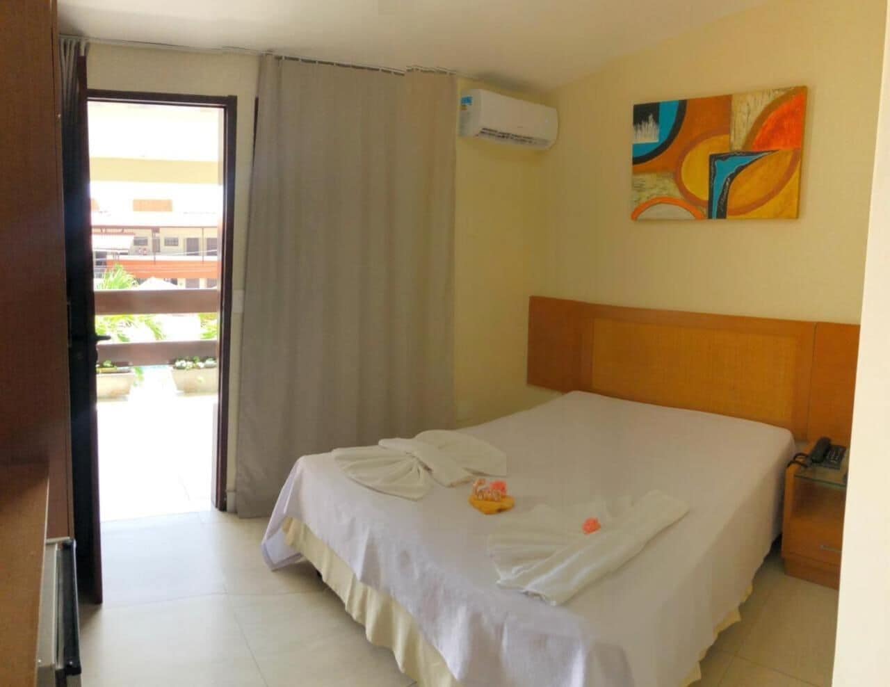 Frigobar, cofres nos quartos, Wi-Fi de cortesia, roupa de cama