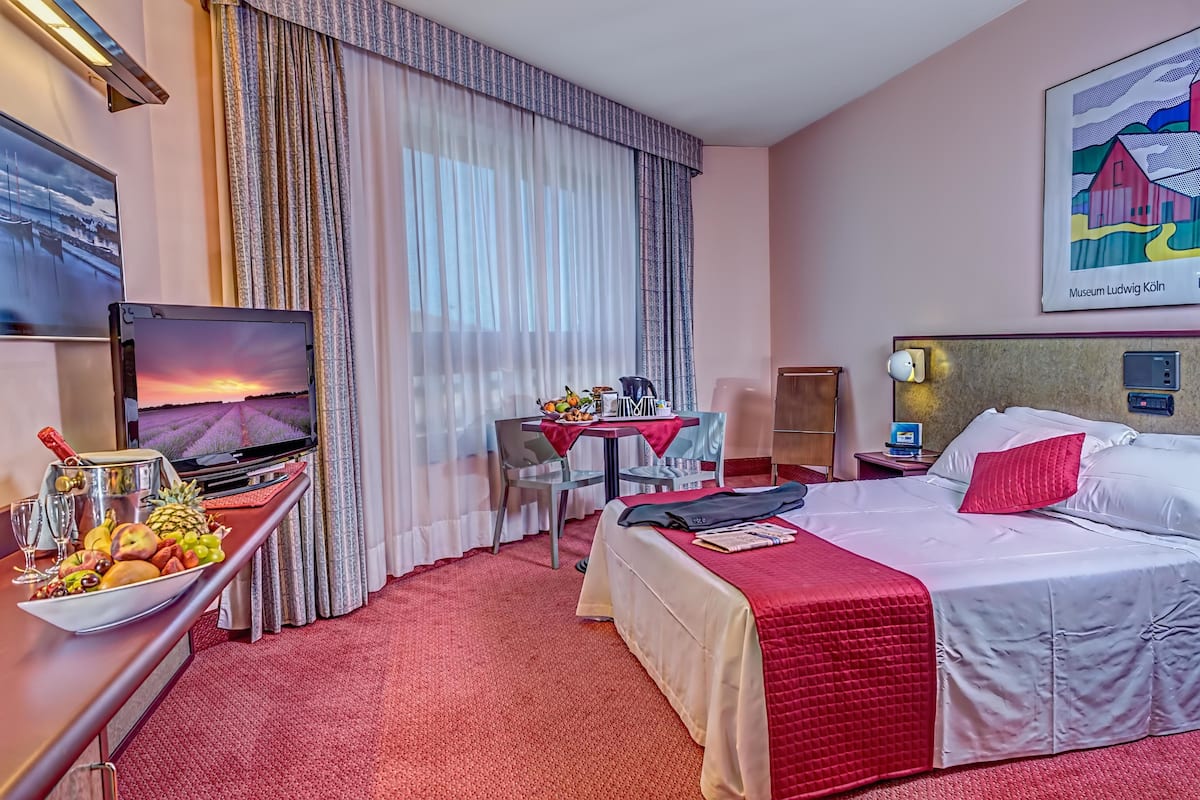 Chăn bông, minibar, két bảo mật tại phòng, bàn