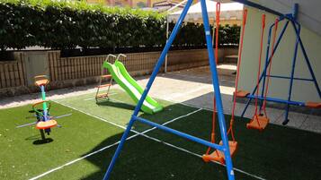 子供用の遊び場 - 屋外
