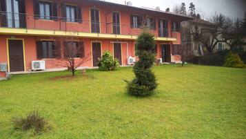 Sarapan, makan tengah hari, makan malam dihidangkan; masakan Itali