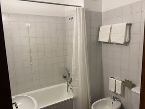 Double or Twin Room, Balcony, River View | Bathroom