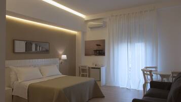 Sengetøy av topp kvalitet, minibar, safe på rommet og skrivebord