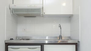 Lemari es dan peralatan masak/sendok-piring