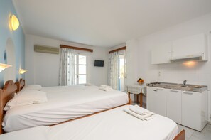 Comfort Studio | In-room safe, soundproofing, iron/ironing board, free WiFi - Mike's Studios (Naxos)