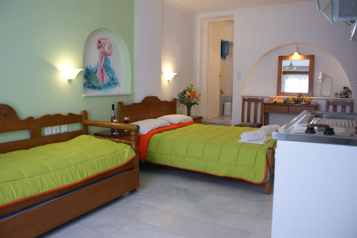Habitación cuádruple familiar, 1 habitación | Área de sala de estar | Televisión